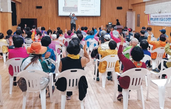 산엔청복지관은 10일 이용자교육의 일환으로 치매예방교육을 실시했다.