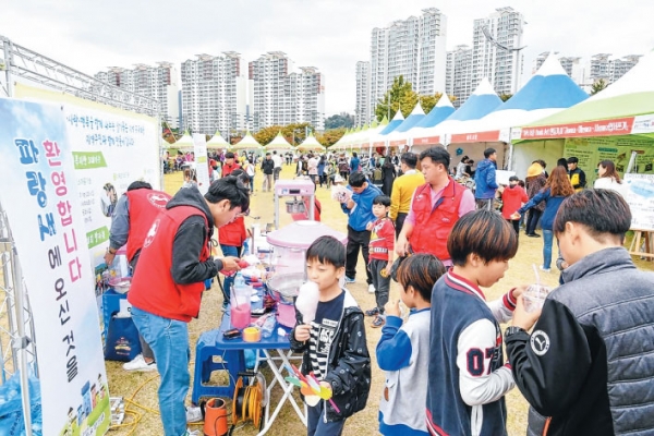 '제6회 해운대구 복지박람회'가'사랑나눔· 행복드림'슬로건으로 13일 APEC 나루공원에서 열린다. 사진은 지난해 행사 장면.