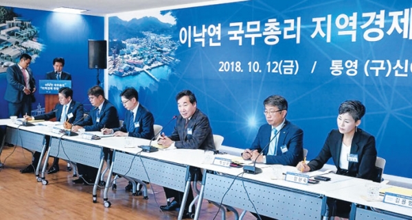 통영 폐조선소 재생사업 현장에서 이낙연 국무총리(사진 오른쪽 세 번째), 김경수 경남도지사(사진 오른쪽 네 번째), 박상우 LH 사장(사진 오른쪽 두 번째) 등 관계자들이 지역경제 간담회를 하고 있다(사진제공=경남도)