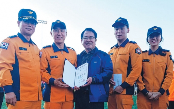 양산소방서가 의령에서 열린 소방기술경연대회 응급처치 분야에서 1위를 거둬 소방대원들과 기념사진을 촬영하고 있다.(사진제공=양산소방서)