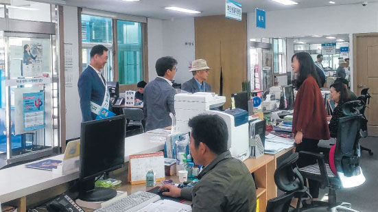 김승렬 동면장이 매주 목요일마다 동면민원사무소에서 민원행정도우미로서 역할을 하고 있다. (사진제공=양산시)