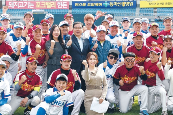 14일 마산야구장에서 열린 한국-대만 연에인 올스타 자선 야구대회에서 선수들과 허성무 창원시장이 기념사진을 촬영하고 있다.