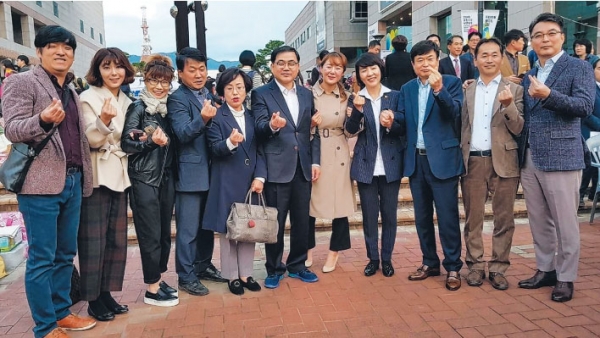창원 성산아트홀에서 13일 오후 열린 별·달빛다회에 참석한 김지수(우측에서 4번째) 경남도의회 의장과 허성무( " 6번째) 창원시장이 항만포럼 임원들과 기념촬영을 하고 있다(사진제공=김종철 국장)