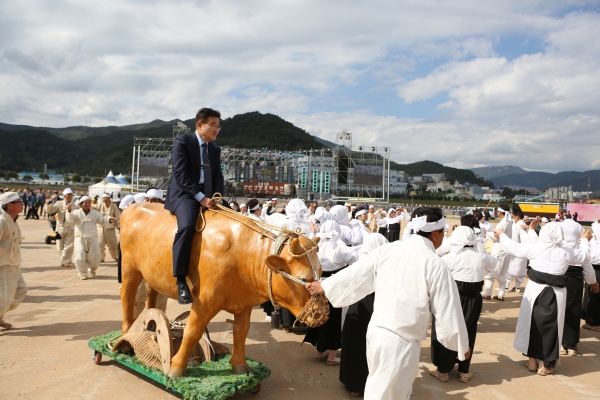 김일권 양산시장이 2018양산삽량문화축전 웅상농청장원놀이 재현행사장에서 모형소를 타고 있다.(사진제공=양산시)