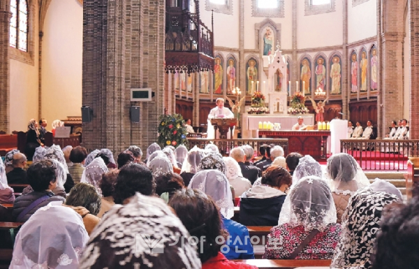 천주교 서울대교구 주교좌명동대성당에서 손희송 주교가 가톨릭 어르신 큰 잔지 기념 미사를 하고 있는 모습이다.(사진제공=천주교서운대교구)