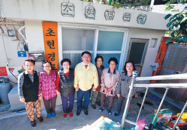 사상구 엄궁동 청년회(회장 박영화)는 지난 2일부터 5일까지 관내 노후한 주택에 거주하는 취약계층 5세대에 방충망(현관, 창문 등) 설치 및 교체사업을 추진했다.　이번 사업은 지난 7월 실시한 방충망 교체 사업 대상자들의 만족도가 매우 높아 청년회원들이 적극적인 협력으로 다시 한번 실시하게 되었다.