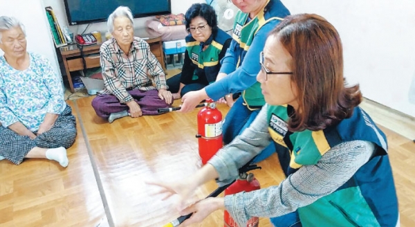 창원시 마산합포구 오동동 주부민방위기동대(대장 오영순)은 11일 관내  경로당을 순회 방문해 소화기 사용법 및 안전대피 방법에 대한 교육을 실시했다.　경로당을 찾은 어르신들은 이번 교육을 통해 초동 대처의 중요성을 일깨우고 소화기 사용 시 주의점을 배우는 등 뜻깊은 시간을 가졌다.