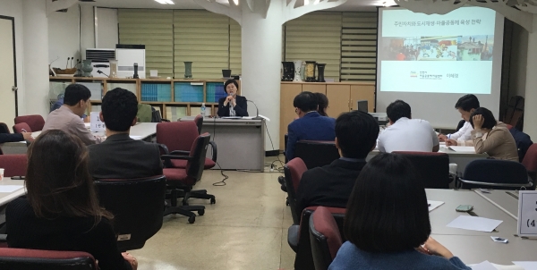 부산혁신운동본부가 주최한 지방자치리더십아카데미에서 이헤경 인천시 마을공동체 지원센터장이 강사로 초청되 수강생들과 강의를 진행하고 있는 모습이다.(사진=박정애 기자)