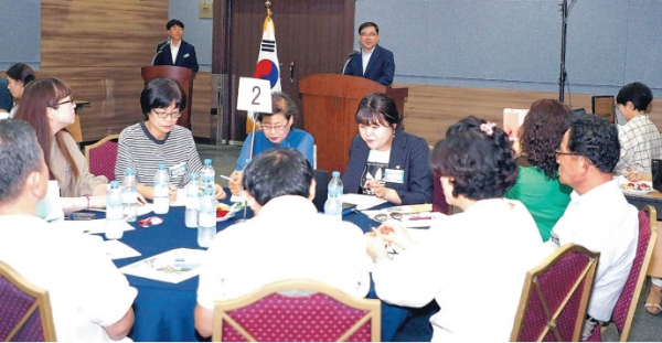 허성무 창원시장이 지난 8월 창원컨벤션센터에서 '새로운 창원형 인구정책을 말하다'라는 주제로 열린 '시민 100인 타운홀 미팅'에서 인사말을 하고 있다. (사진제공=창원시)