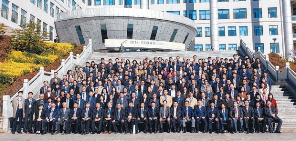 전호환 부산대학교 총장이 중국 연변대학교에서 개최된 '연변대 접경지역 국립대학 컨소시엄'과 두만강 포럼에 참석해 기념촬영을 하고 있다.