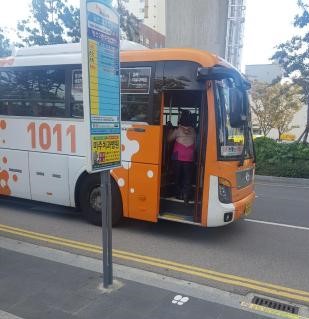 부산시는 버스정류소 한줄서기 안내표시를 설치하고 15일부터 시범운영을 진행한다