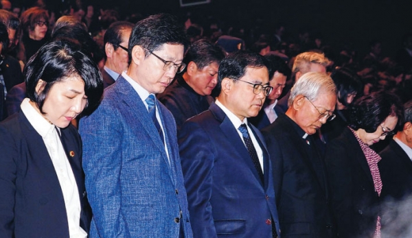 김경수 도지사가 18일 창원시 3·15아트센터에서 열린 부마민주항쟁 기념식에 참석해 묵념를 하고 있다.(사진제공=경남도)