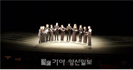 제14회 부산국제합창제가 17일 개막되었다. 오는 20일까지 부산은 부산 영화의 바다에 이어 합창의 바다로 빠진다. 금번 합창제는 12개국 50개팀, 국내외 2000명의 하모니가 펼쳐지며, 평화·화합 노래한다. 사진은 17일 소향씨어터 신한카드홀에서 세계적인 영국 앙상블 '스틸레 안티코'가 개막공연을 하고 있다. (사진=허난세 선임기자)