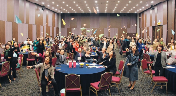경상남도와 인구보건복지협회 경남지회가 16일 오후 2시, 창원컨벤션센터에서 임산부와 영유아 가족 등 200여 명이 참석한 가운데 '제13회 임산부의 날' 기념행사를 개최했다.
