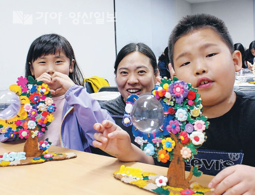 16일 의령군 건강가정·다문화가족지원센터 강의실에서 진행한 모두가족품앗이 프로그램에모습