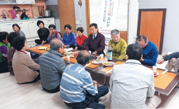 　창원시 마산회원구 내서읍(읍장 홍명표)은 16일 내서읍 소재 삼정 남·여 경로당을 방문해 찾아가는 복지 상담 '고고데이'를 운영했다. 이날 현장에서는 경로당 회원 등 주민 20명을 대상으로 내서읍장이 직접 복지 사각지대 발굴에 대한 교육을 실시했으며, 맞춤형 복지팀에서는 직접 제작한 홍보물과 백미 10kg 1포를 전달했다.