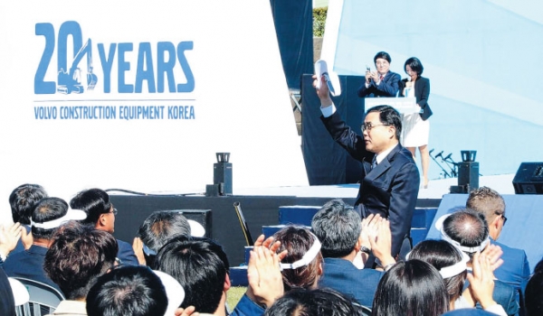 허성무 창원시장이 18일 창원공장에서 개최된 볼보코리아(주) 창립 20주년 기념행사에 참석해 인사를 하고 있다.(사진제공=창원시)
