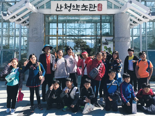 산청군과 산청교육청은 지역특색교육의 하나로 지역 내 초중학생을 대상으로 동의보감촌 산청약초관에서 '산청 약초 바로알기'교육을 실시하고 있다.(사진제공=산청군)