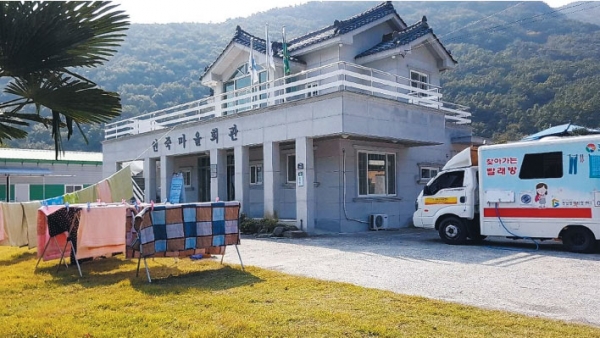 남해군은 저소득층 홀로 어르신을 위한 '찾아가는 빨래방 서비스'를 제공한다.