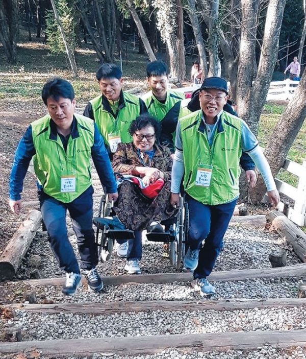 양산시장애인복지관과 (사)부일봉사회가 장애인 가족들과 함께 남해여행을 다녀왔다.