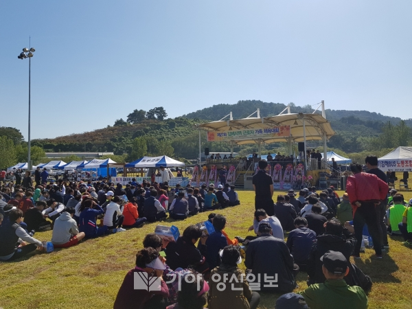 제27회 김해지역 근로자 가족 체육대회가 20일 김해시 한림면 화포천 체육공원에서 열렸다.(사진제공=김해시)