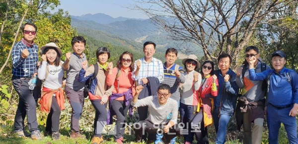 21일 재부산산청향우 회원들이 생초면 태봉산 등반 후 기념촬영을 하고 있다.(사진제공=산청군)
