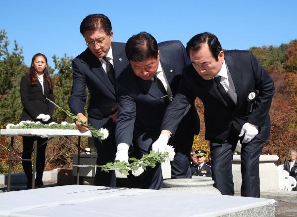 서춘수 함양군수 합동위령제를 올리고 있다