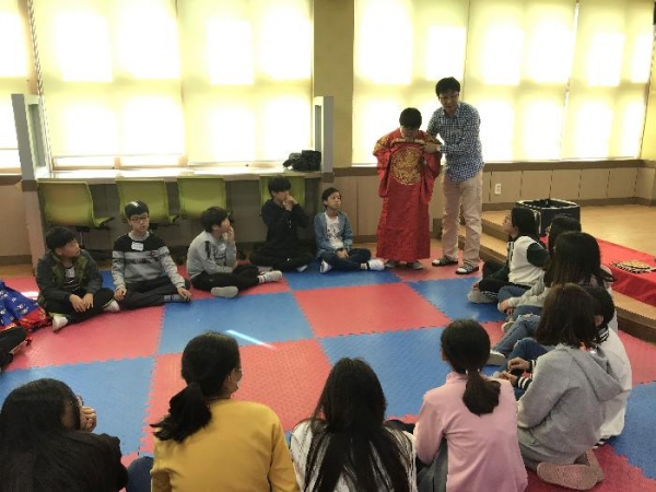 고암초등학교 학생들이 24일 임금님 행차 체험을 하고 있다.(사진제공=고암초)
