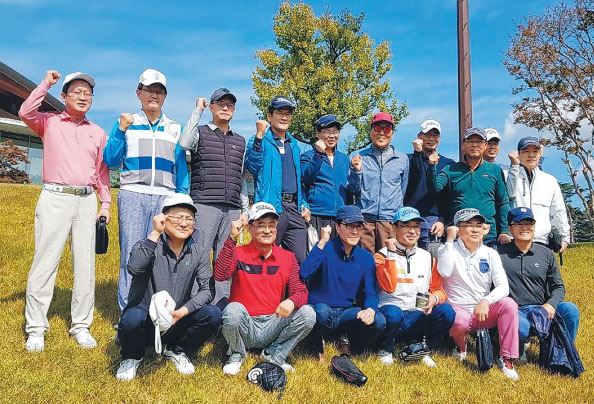 제9회 부산대 창원동문회장배 골프대회, 동문회관 건립기금 모금행사가 14일 창녕 동훈힐마루CC에서 열렸다. 총 26개조가 경기를 펼쳤고, 2부 행사엔 허성무 창원시장과, 안홍준 의원이 참석했다.