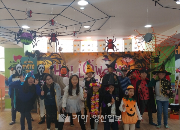 영도어린이영어도서관에서 주최한 핼러윈 페스티벌에 참석한 아이들이 기념촬영을 하고 있다.