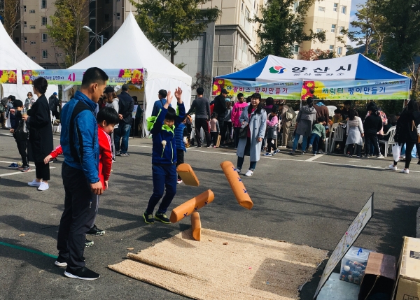 웅상출장소 광장 내 일원에서 열린 '2018 웅상 가을국화향연'에 마련된 학습체험장에서 어린이 관람객들이 윳놀이 체험을 하고 있다.(사진=박정애 기자)