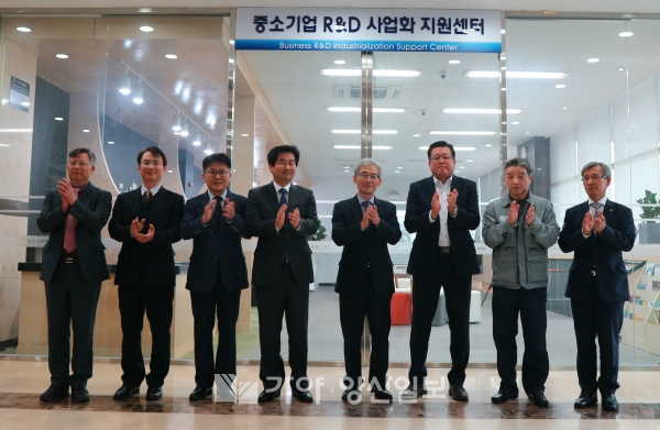 중소기업 F&D사업화 지원센터 개소식 참석자들이 기념촬영을 하고 있다.(사진제공=경남도)
