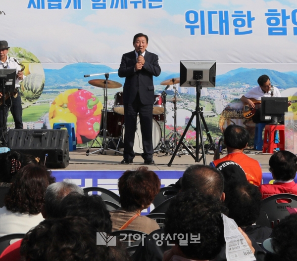 조근제 함안군수가 가야전통시장 잔치한마당에서 축사를 하고있다