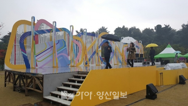 창원시가 창원단감축제와 전국노래자랑을 앞두고 안전사고를 미연에 방지하기 위해 민관합동으로 사전 안전점검을 펼치고 있다