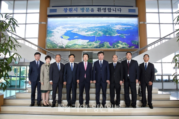 중국 산시성 웨이난시 장샤오민 체육국장과 대표단이 마산 가고파축제 축하를 위해창원시를 방문하여 기념촬영을 하고 있다