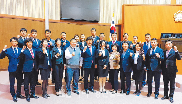 JCI진주남강청년회의소와 국제자매결연된 몽골 다르항JC회원 20명이 27일 단체간 우호증진을 목적으로 진주시의회를 방문하여 기념사진촬영을 하고있다.