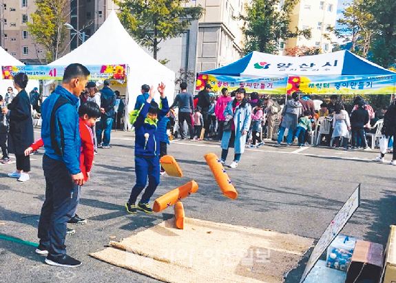 웅상출장소 광장 내 일원에서 열린 '2018 웅상 가을국화향연'에 마련된 학습체험장에서 어린이 관람객들이 윳놀이 체험을 하고 있다.(사진=박정애 기자)
