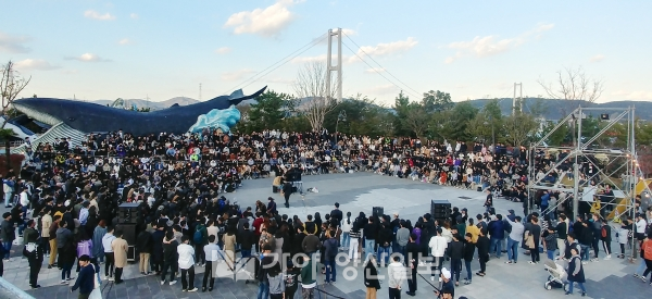 장생포 고래마을 고래광장에서 '장생포 재생하다' 프로젝트가 열리고 있다.
