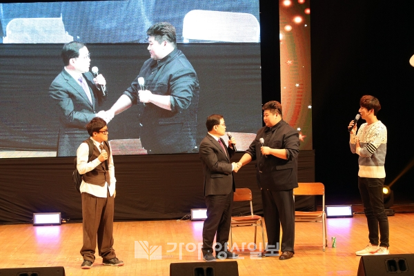 27일 MBC 경남홀에서 열린 개그힐링콘서트에서 허성무시장이 카메오로 출연하고 있다 (사진제공=창원시)