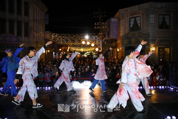 27일과 28일 합천영상테마파크에서 할로윈파티를 열어 퍼포먼스 댄스 공연을 하고 있다.  (사진제공=합천군)