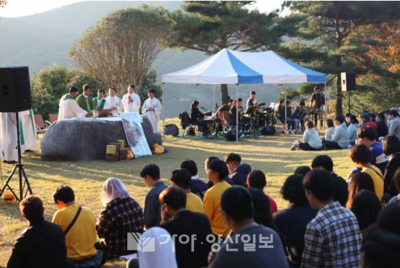 김범우순교자성지에서 청년신도들이 참행복축제에 참여하여 미사를 드리고 있다.