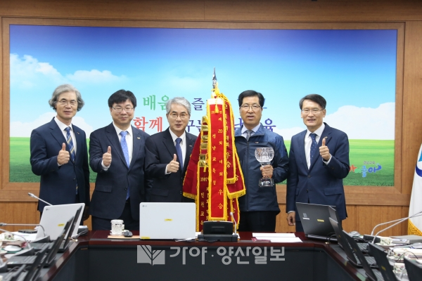 29일 경남도교육청 본청 2층 회의실에서 열린 간부회의에서 박용한(오른쪽 두 번째) 총무과장이 박종훈(가운데) 교육감에게 '제21회 교육부장관기 전국 시·도교육청 축구대회' 우승기와 트로피를 전달하고 기념사진을 촬영하고 있다. (사진제공=경남교육청)