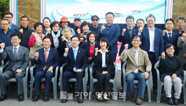 27일 창원 스포츠파크 내에서 열린 사회적경제 한마당 행사에 참석한 김경수 도지사, 김지수 의장 등 참석자들이 기념촬영을 하고 있다.