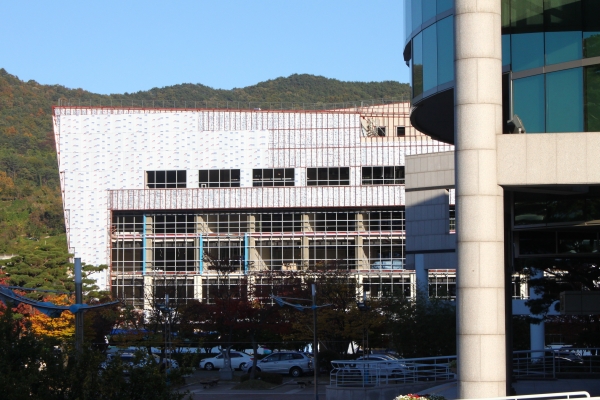 양산문화예술회관 옆으로 테크비즈타운 건립이 한창이다.