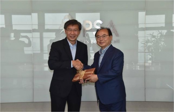 오거돈 부산시장이 싱가포르항만공사(PSA)를 방문해 4차 산업혁명을 대비해 협력방안을 협의하고 기념사진을 촬영하고 있다.(사진제공=부산시)