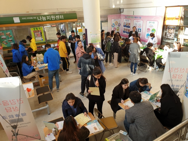 지난달 30일부터 이틀간 동서대학교와 신라댁학교 일원에서 외국인 유학생을 대상으로 무료 건강체험광장이 열렸다.