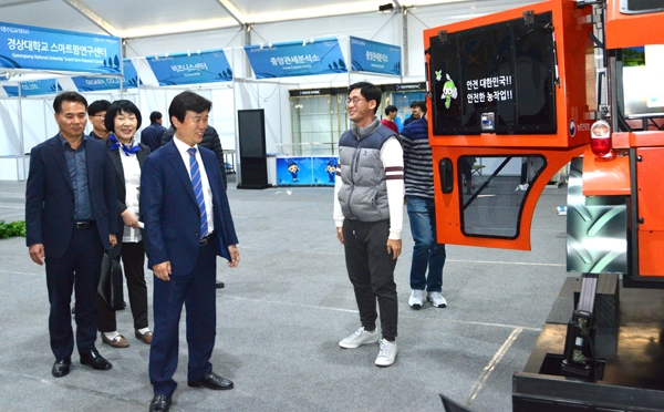 조규일 진주시장이 11월 3일부터 열리는 2018 진주국제농식품박람회 성공 개최를 위해 지난 2일 오후 3시 행사 전반에 대한 분야별 최종 점검에 나섰다.