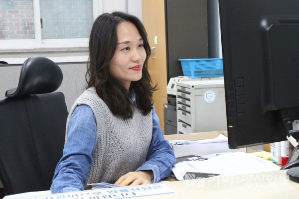 류은정 행정관이 업무를 보고있다.