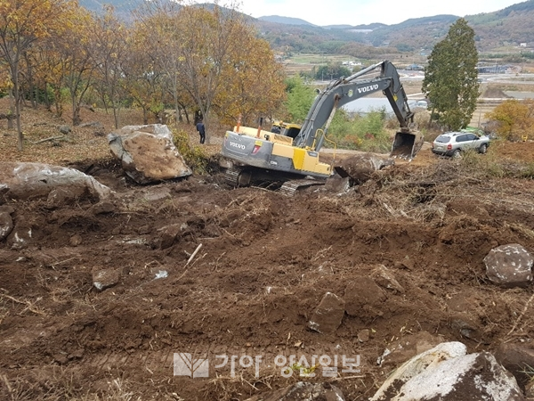 19일 경남 하동군 북천면 방화리 가평마을 뒷산에 주민들도 모르는 사이 대규모 공사가 진행되고 있다.(사진제공=마을주민)