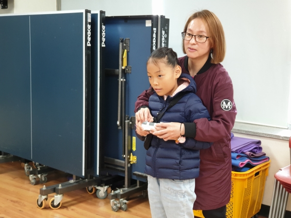 양산시종합사회복지관에서 진행한 '드론체험교육' 특강에 인기를 끌었다. (사진제공=양산시종합사회복지관)